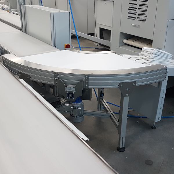 Curved conveyor for laundry
