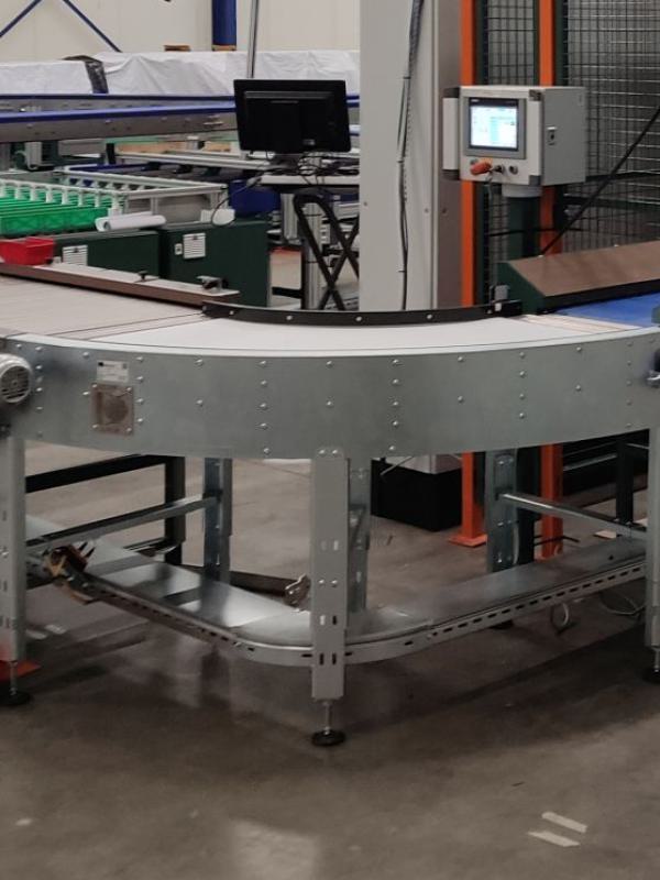 Curved conveyor in the AGF industry