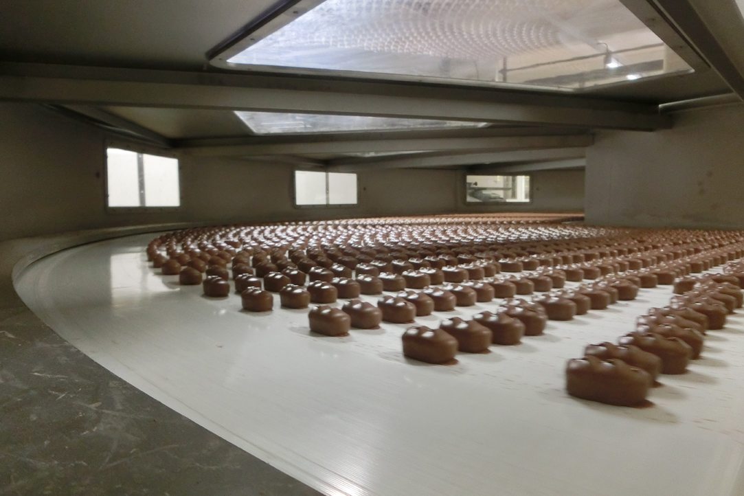Bochtbandtransporteur in de chocolade industrie