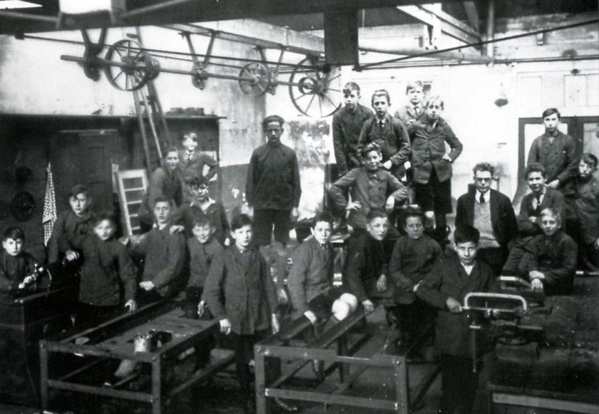 De ambachtsschool in 1932, pas verhuisd van de Herengracht naar de Westzijde Historie bochtbanden fabriek in Zaandam