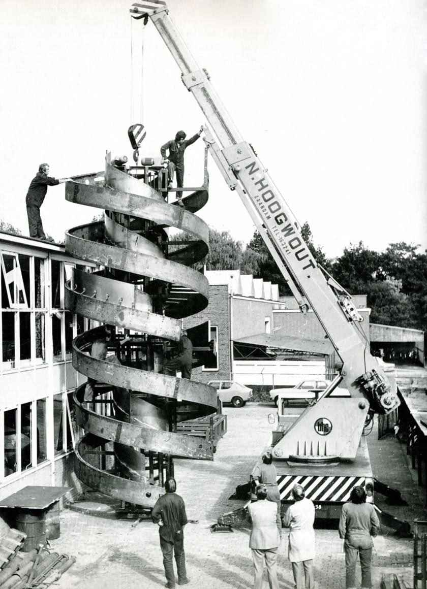 Een wenteltransporteur wordt op elkaar gezet met een kraanwagen. Wenteltransporteur oftewel spiraaltransporteur van Kramer & Duyvis