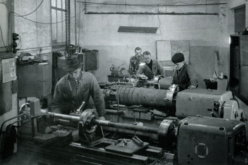 Lathe in the circular belt conveyor factory