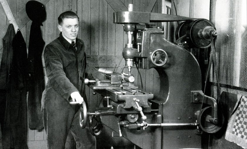 Milling machine in the curved belt factory