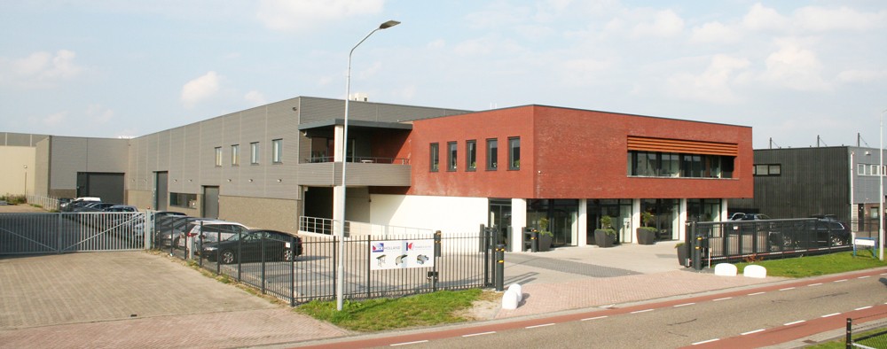 Company building for the production of curved conveyors