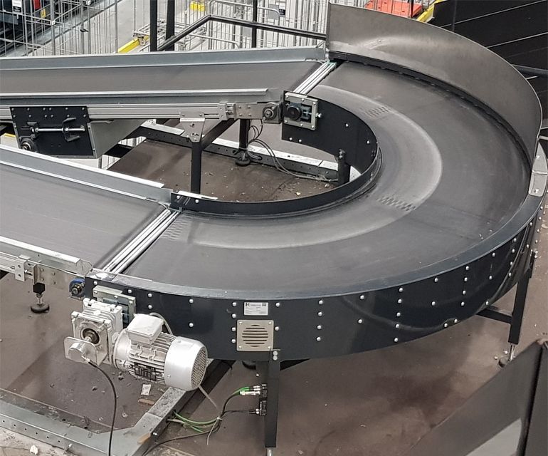 Curved belt conveyor Type R in logistics
