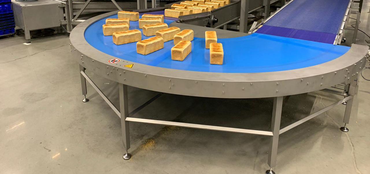 RVS bochtband bij een industriële bakkerij