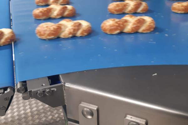 Conveyance of banquet with curved belt Type BMK