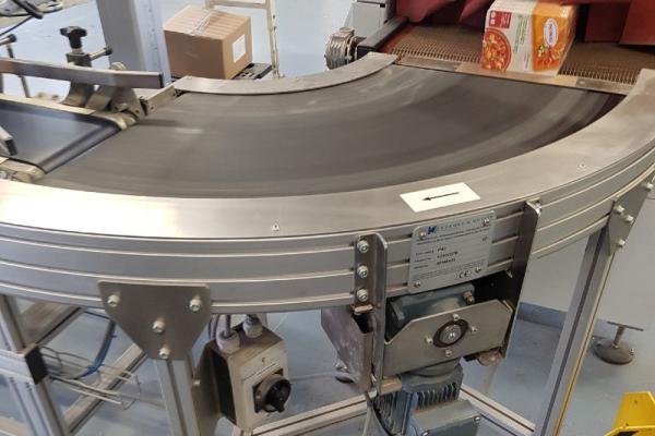 Conveying soup packages with curved belt Type KDC