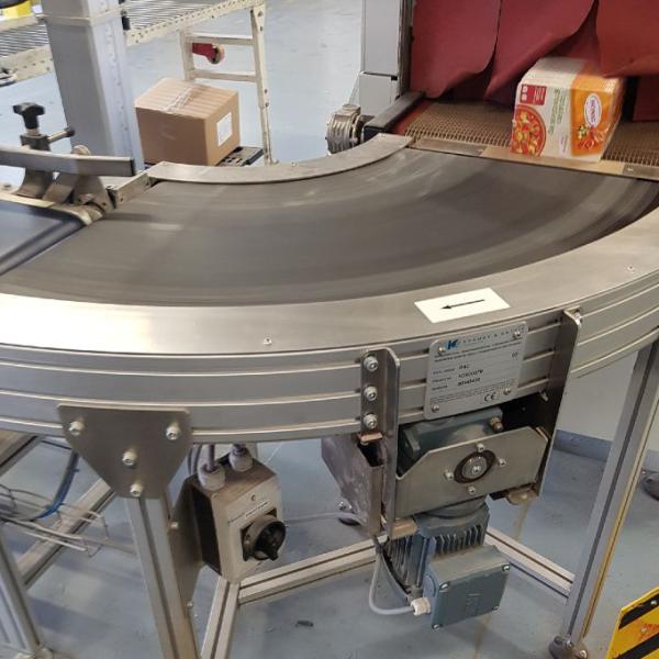Conveying soup packages with curved belt Type KDC