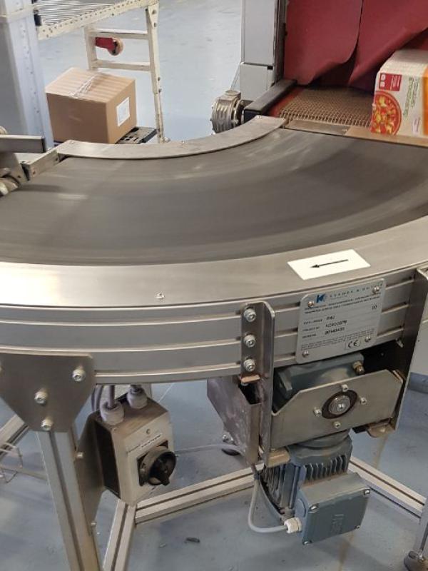 Conveying soup packages with curved belt Type KDC