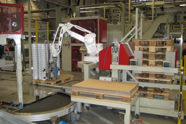 Curved conveyor for transport of cans
