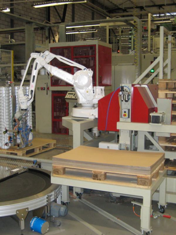 Curved conveyor for transport of cans