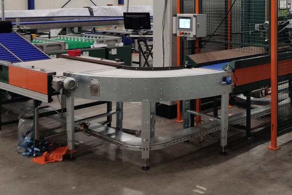 Curved conveyor in the AGF industry