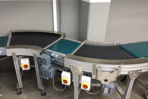 Curved conveyor in the packaging industry