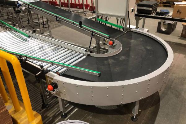 Curved conveyor Type R in logistics