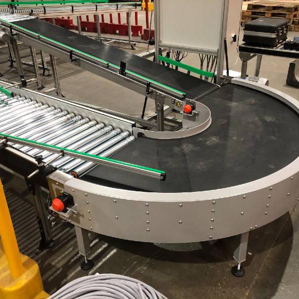 Curved conveyor Type R in logistics