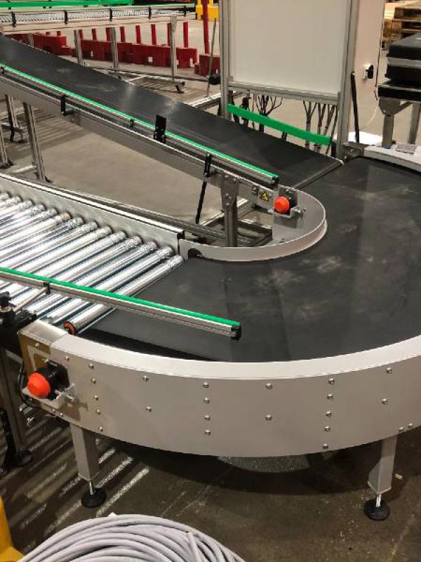 Curved conveyor Type R in logistics