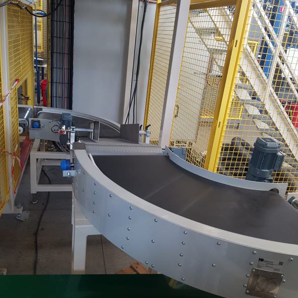 Curved conveyors with bag transport 