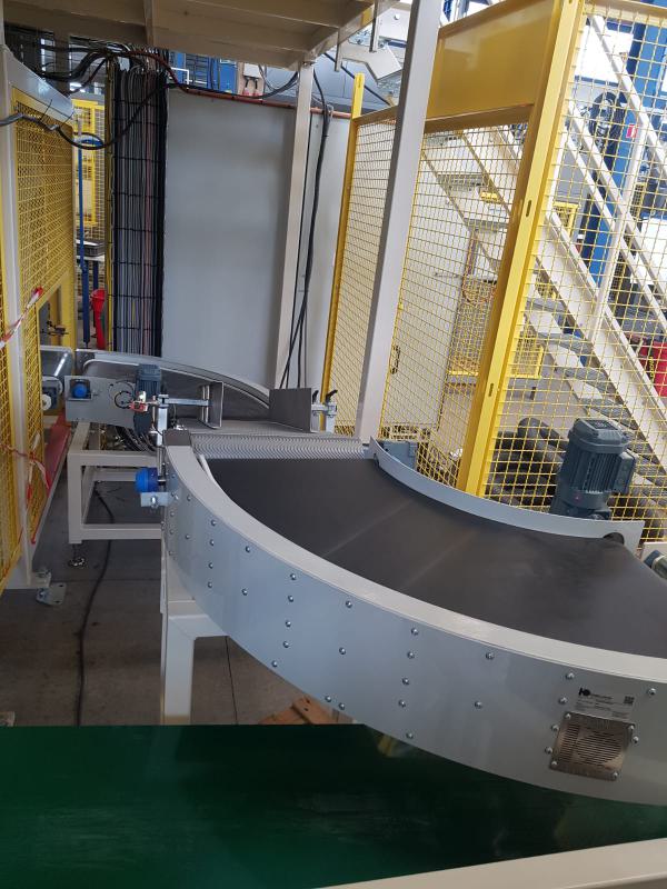 Curved conveyors with bag transport 
