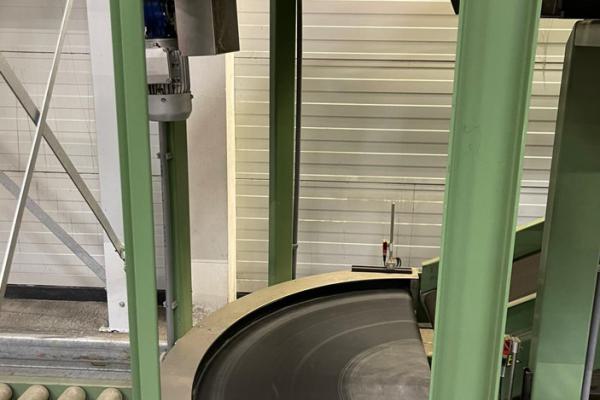 KDZ curved conveyor in logistics.