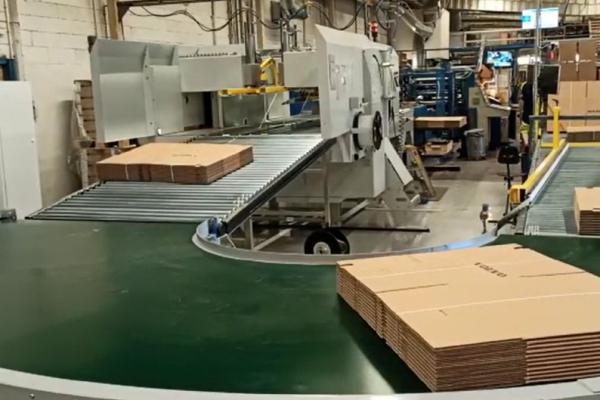 R150 Kurvenförderer in der Kartonindustrie