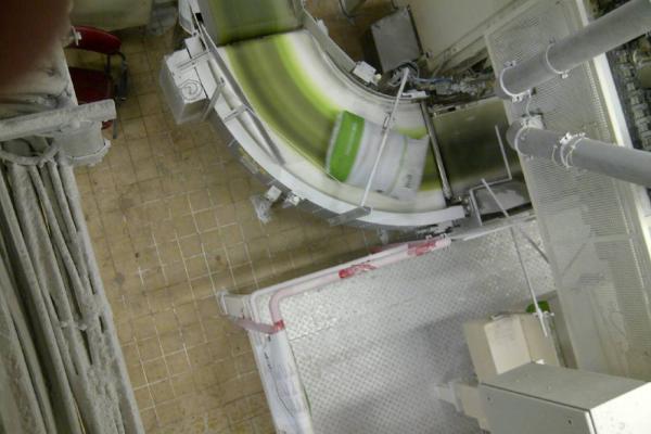 Transport of bags on a curved conveyor Type R