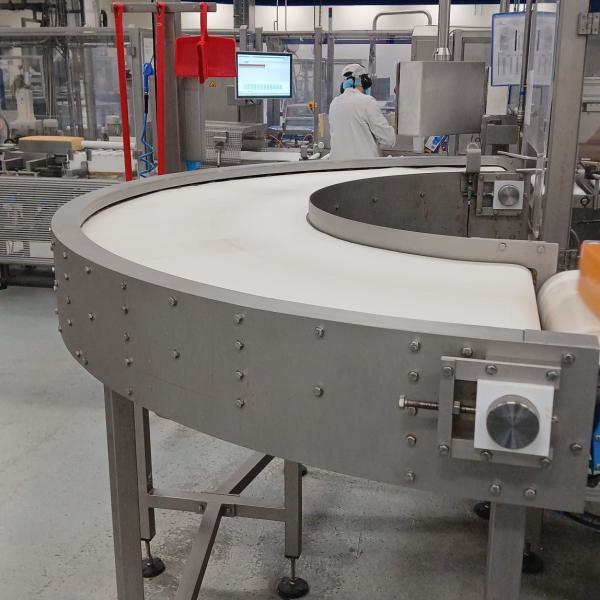 Transport of blocks of cheese with curved conveyor type R