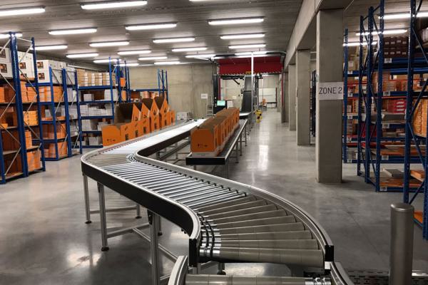 Transport of boxes with a roller conveyor curve