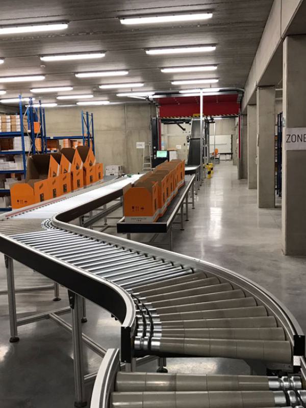 Transport of boxes with a roller conveyor curve