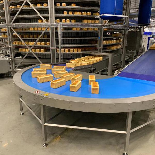 Transport of bread with a curved belt Type BMK