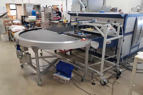 Transport of clothes with curved belt Type KDZ