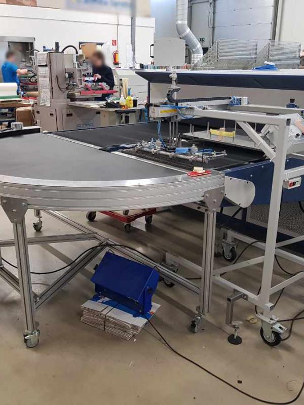 Transport of clothes with curved belt Type KDZ
