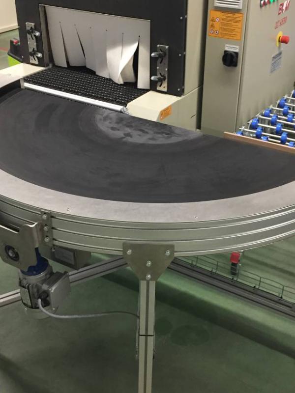 Transport of various packaging with a round conveyor Type KDZ