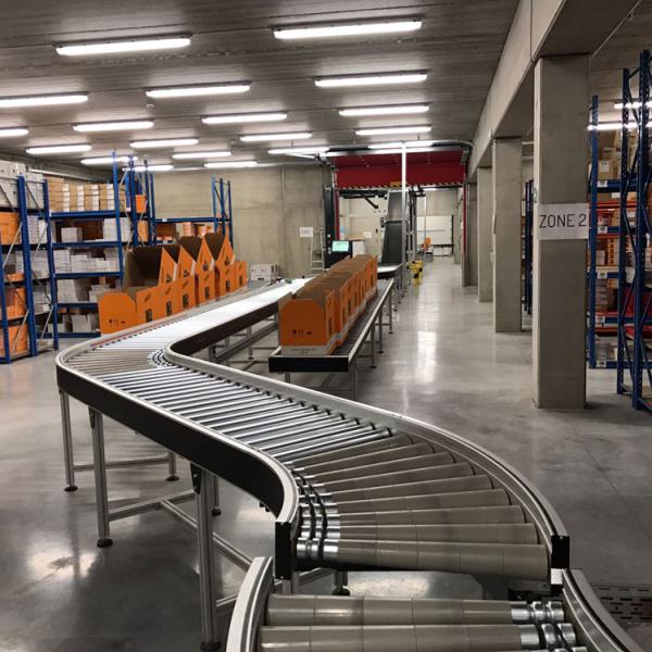 Transport van dozen met een rollenbaanbocht