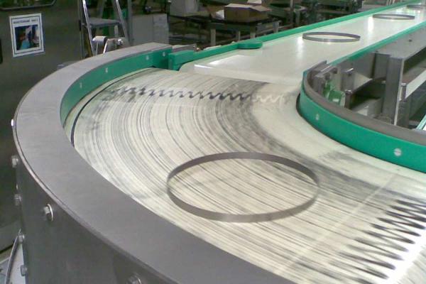 Transport von Autoteilen mit Kurvenband Typ R